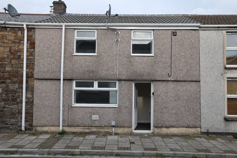 2 Bed House, Trecynon, Aberdare. Pets Welcome But Guarantor Essential