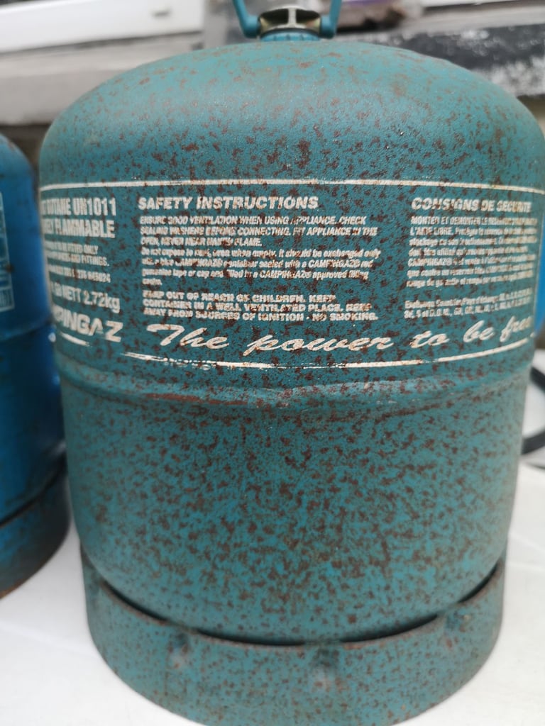 Twin camping stove with butane gas cilinders. 