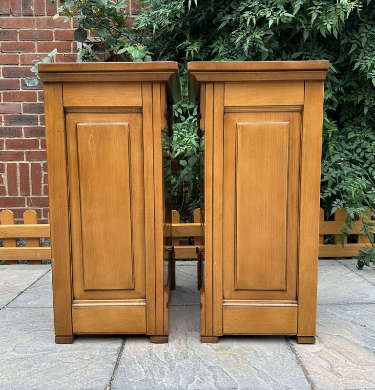 Pair of Luxury And So To Bed Manoir 4 Draw Bedside Chests – Great Condition – RRP £2,570