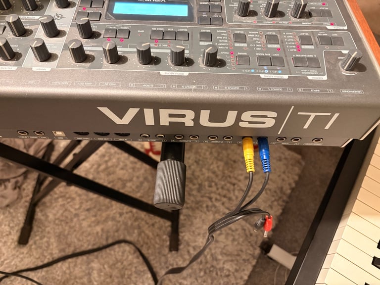 ACCESS VIRUS TI2 61 Key Synthesiser Excellent condition 