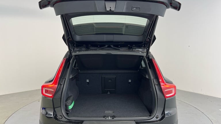 2022 Volvo XC40 Core, B3 mild hybrid, Petrol (Apple CarPlay, Power Tailgate, Google Nav) Estate P...