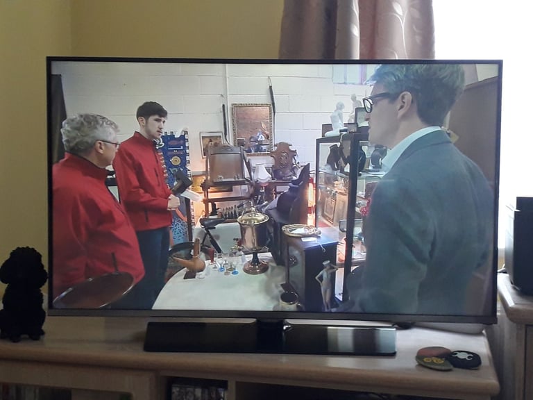 Samsung TV 40 Inch UE40H5000AK Full HD Freeview Non-Smart Working But Lights On Screen