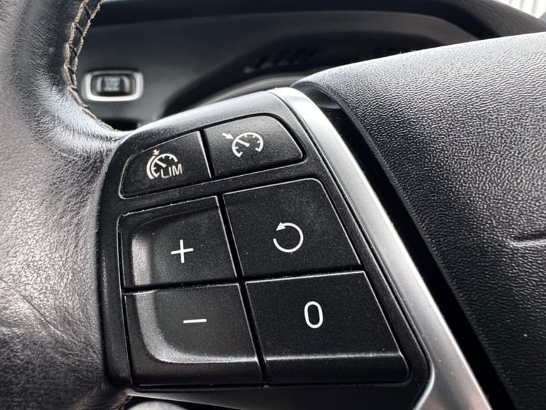 2015 15 VOLVO V40 1.6 D2 R-DESIGN LUX HATCHBACK 5DR DIESEL MANUAL EURO 5 (S/S) (