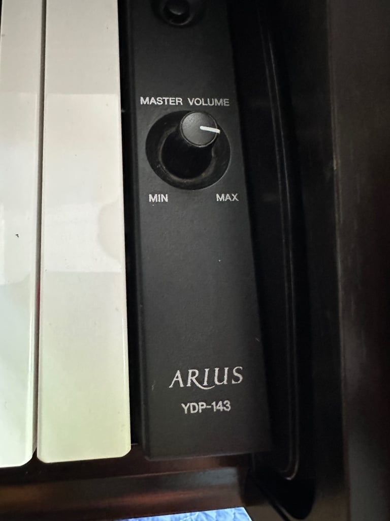 Yamaha Arius KDP 143 Digital Piano