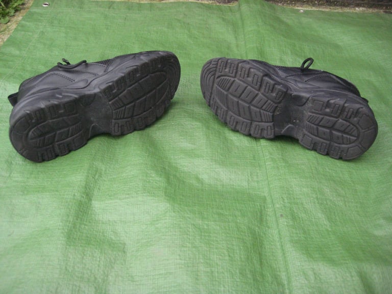 TO CLEAR: Pair of Black UK Size 4 to 4.5 Trainers for £4.00