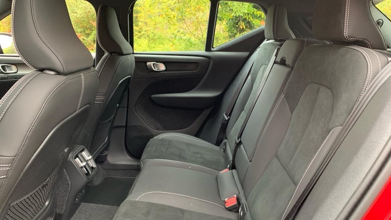 2024 Volvo XC40 2.0 B4 MHEV Plus SUV 5dr Petrol Hybrid DCT Auto Euro 6 (s/s) (197 ps) ESTATE Petr...