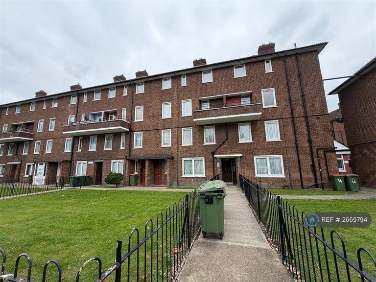4 bedroom flat in Rogers Road, London, E16 (4 bed) (#2669794)