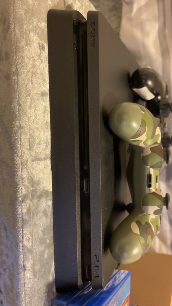 image for PS4(with wires) & x2 pads & x3 working games. 