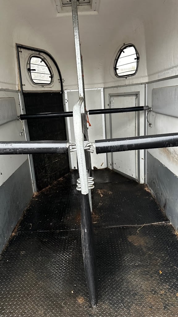 Cheval Liberté Gold Series Two Horses Trailer