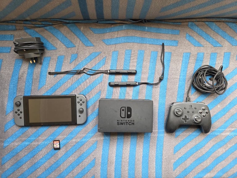 Nintendo Switch + Mario Kart Deluxe 8 + controller