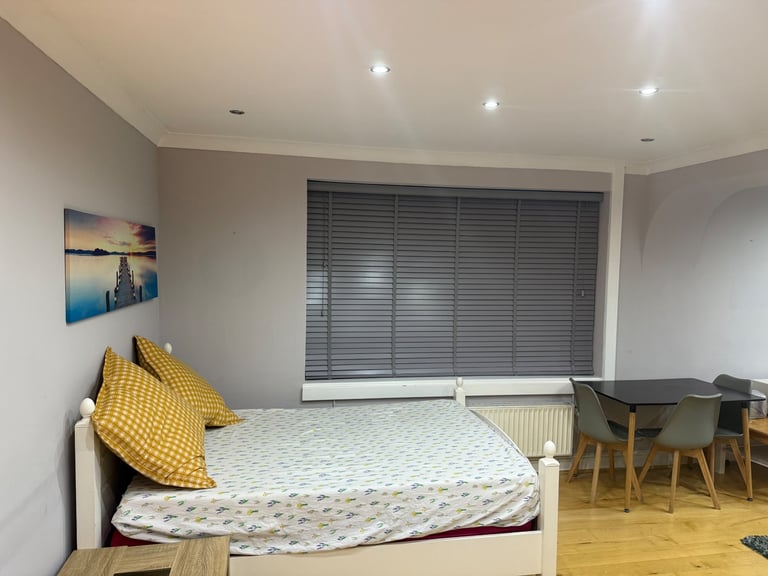 🌸 Master Twin Room for Rent – SL2 Area 🌸