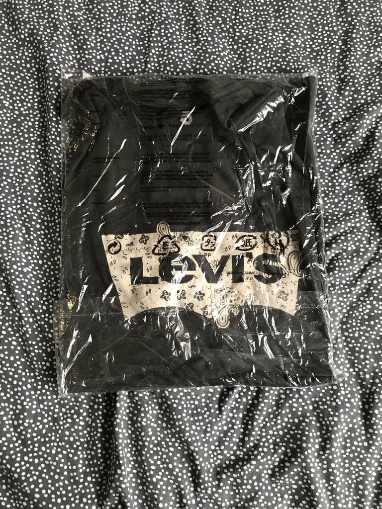 Brand New Levis Graphic Crew Neck T Shirt Black