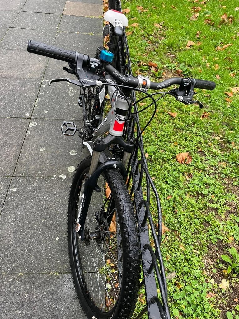 Lovely adult hybrid Carrera bike 27.5 wheel size in very good condition 