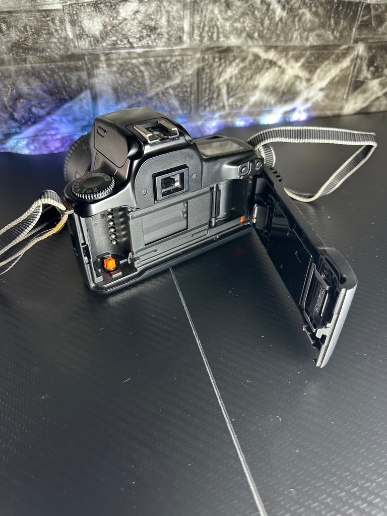 Canon EOS 1000F 35mm Sigma Lens SLR Film Camera *Needs Battery* Good Condition