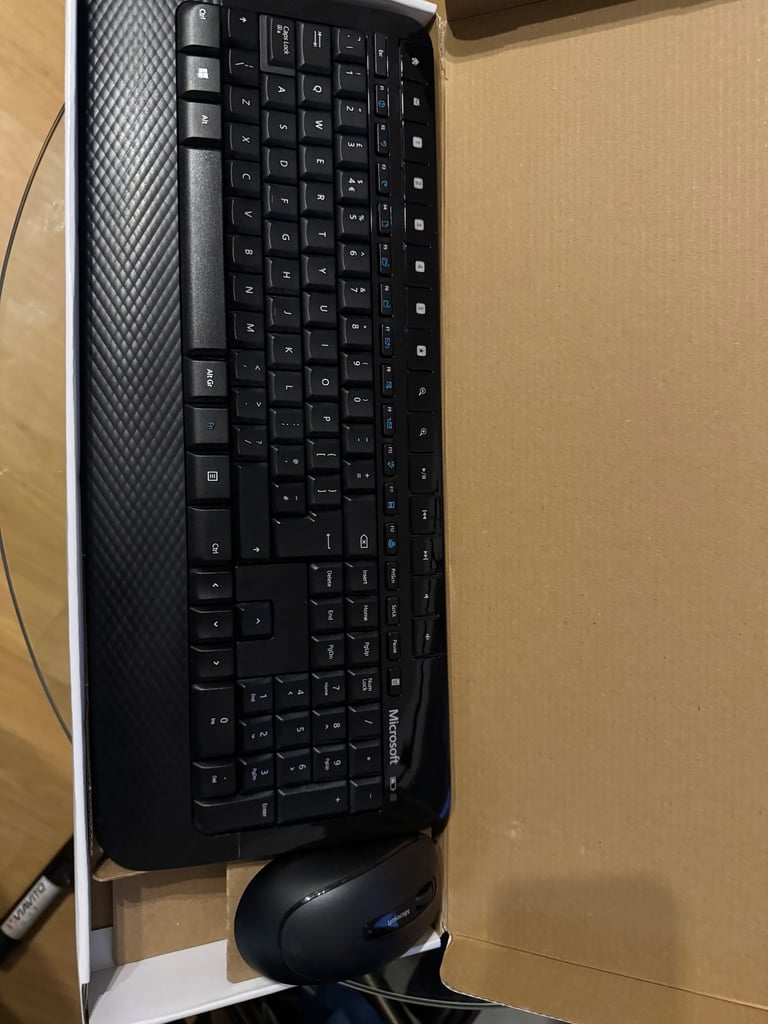 Microsoft Wireless Desktop 2000 Keyboard and Mouse Set, UK Layout - Black, 1 Count