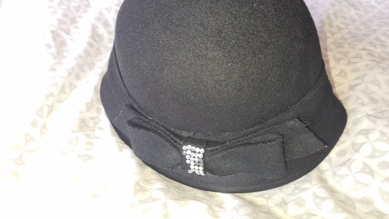 Ladies semi firm/soft hat with bow and decorative faux gems. Xlnt condition uk large