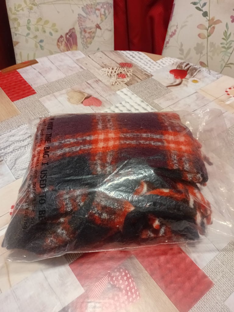 image for GIFT,BRAND NEW RED,BLACK CHECKED SCARF