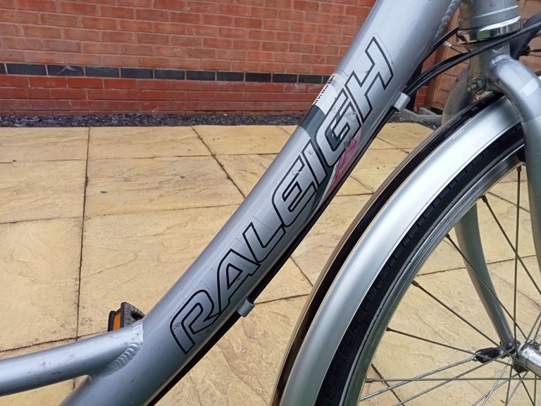 Ladies Raleigh Pioneer Airlite City Bike.