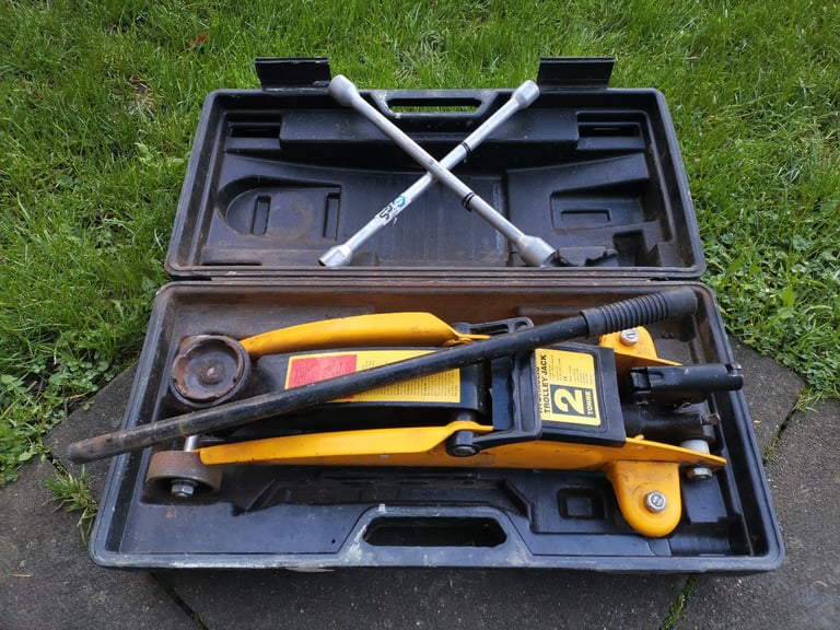 Halfords 2 Ton / Tonne Hydraulic Trolley Jack with 4 Arm Wheel Brace