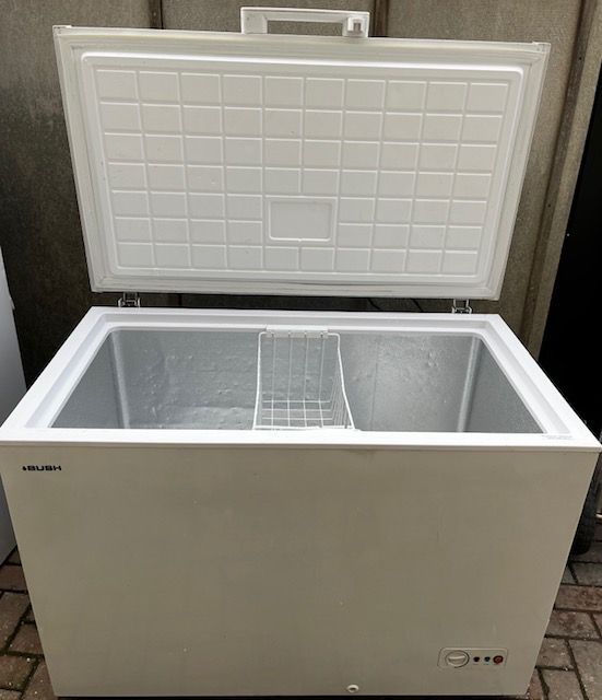 image for LARGE SIZE (300L) BUSH CHEST FREEZER IN EXCELLENT WORKING CONDITION