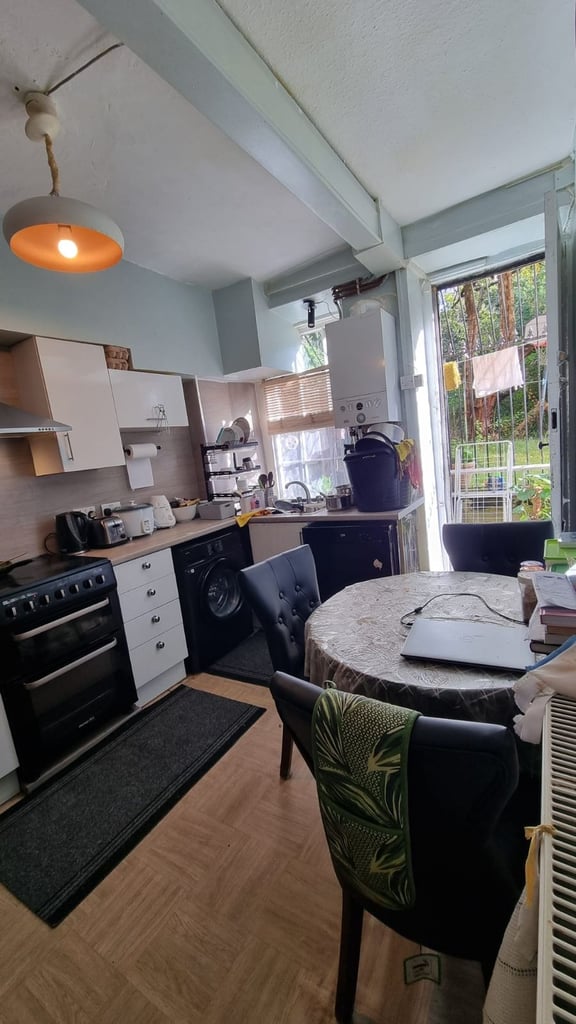 Furnished flat adjacent to Glasgow university