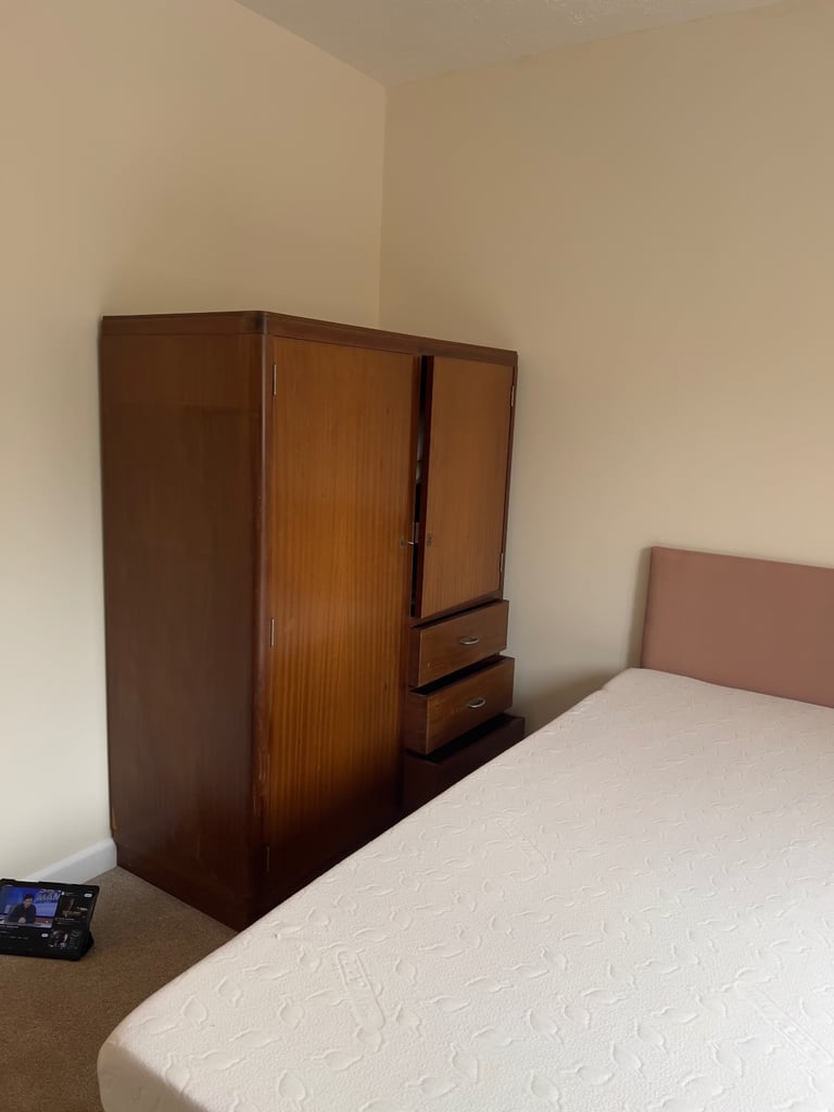 For rent double size bedroom included bills