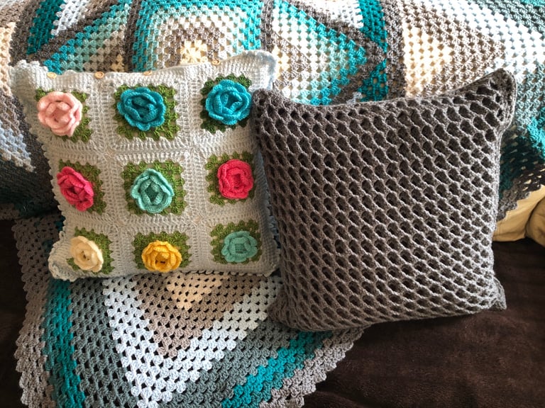 Handmade Crochet Blanket 155x155cm with 2 Free Cushion Covers – Beautiful Gift Set