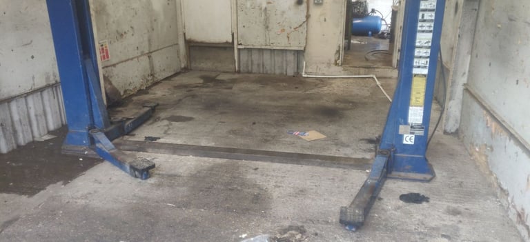 2-Post 3 phase 4 tonne Vehicle lift