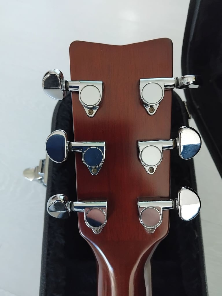 Yamaha acoustic guitar in hard case FG411S Kaohsiung factory full size dreadnought setup
