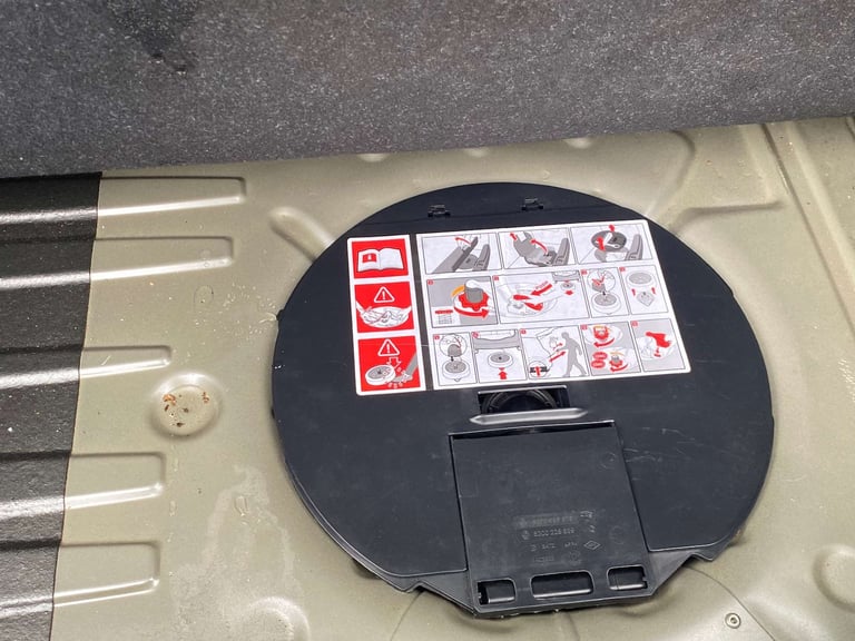 2010 Renault Clio 1.1 Clio Dynamique TomTom 16V 3dr Hatchback Petrol Manual