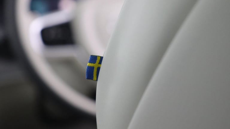 2025 Volvo XC90 T8 PHEV AWD Ultra, Dark, 7 Seats (Sunroof, Pilot Assist, Bowers &amp; Wilkins) ES...