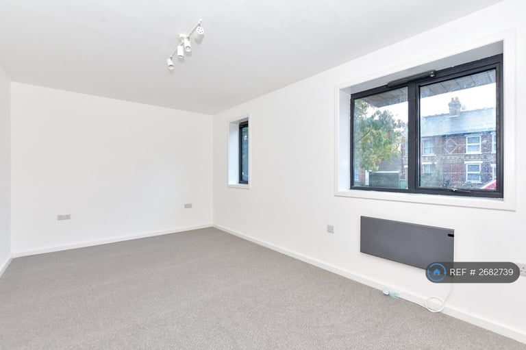1 bedroom flat in Maidstone Road, Paddock Wood, Tonbridge, TN12 (1 bed) (#2682739)