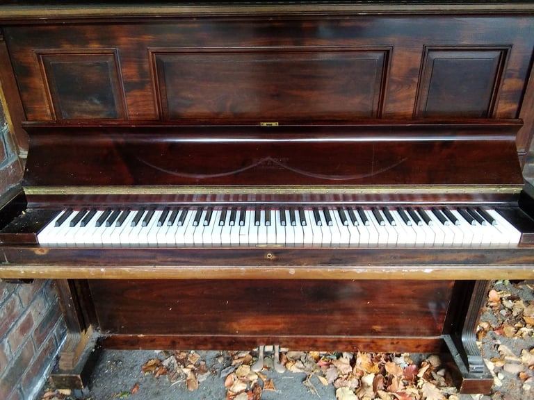 Upright piano (free)
