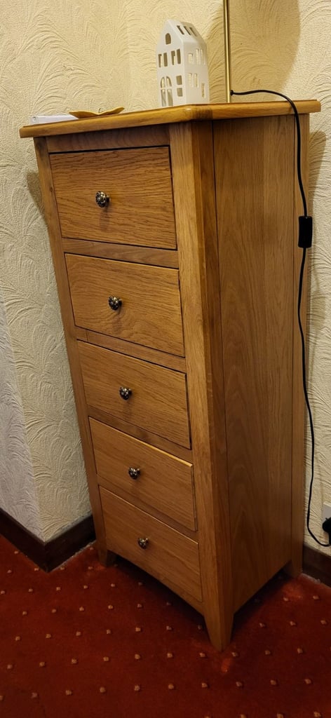 Oak chest of drawers