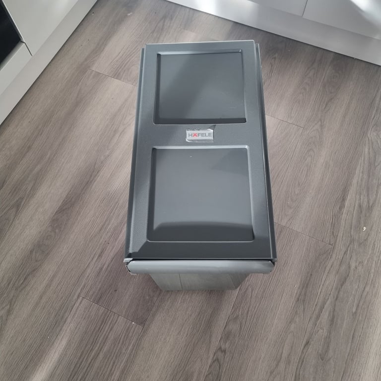 🗑️ Under Sink Bin – Perfect Condition!