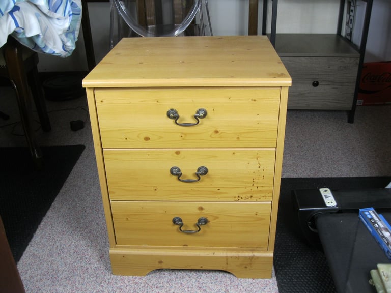 3 DRAWER PINE BEDSIDE CABINET GUNNISLAKE PL18