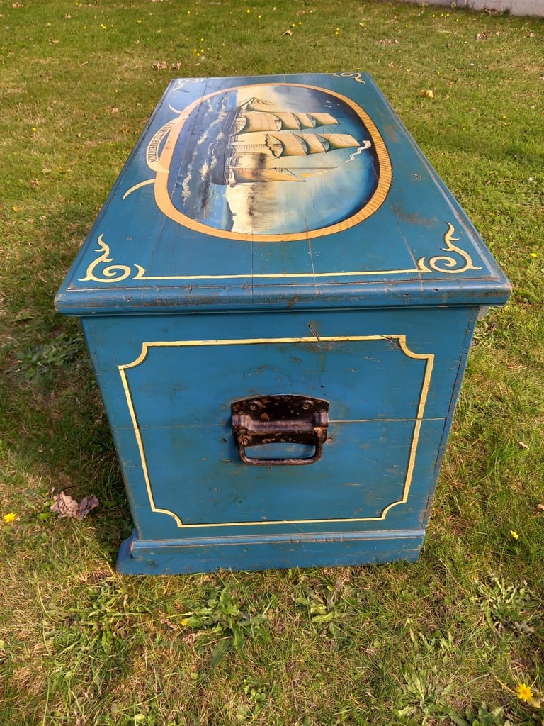 ANTIQUE PAINTED PINE BLANKET BOX. DISCOVERY, ANTARCTIC.