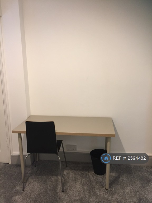 1 bedroom flat in Somers Road, Southsea, PO5 (1 bed) (#2594482)