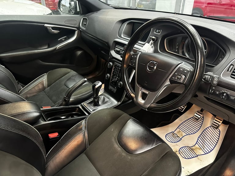 VOLVO V40 2.0 R-Design D3 2017