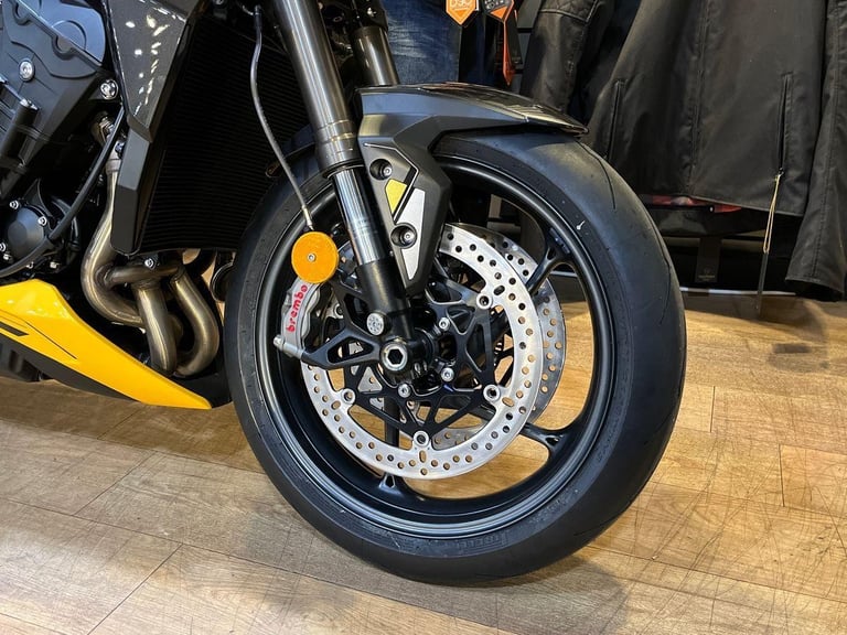 2025 Triumph Street Triple 765 RS PREMIUM COLOUR Petrol yellow 6 Speed