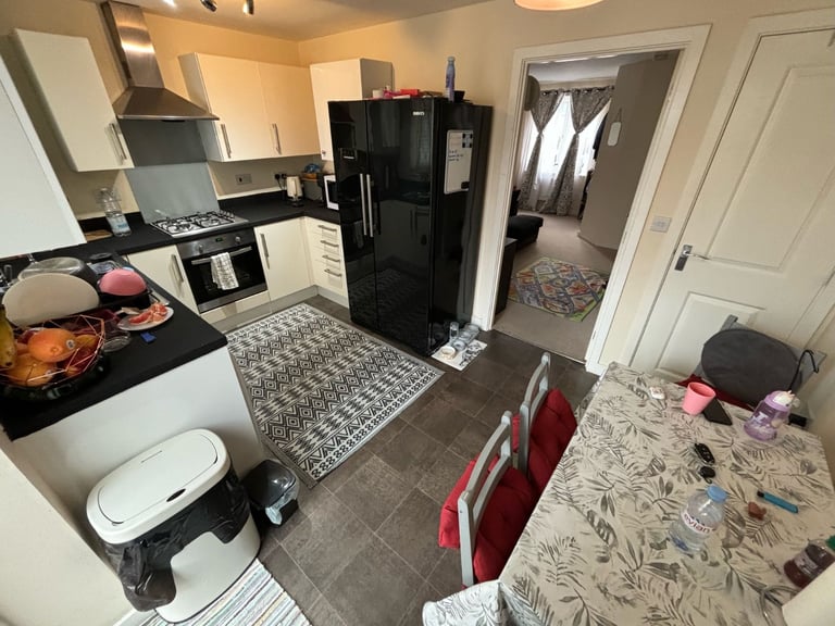 A Beautiful 3-Bedroom Home in North Swindon – Ideal for Modern Family Living