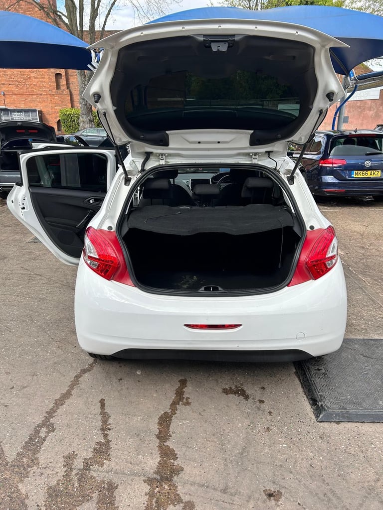 Peugeot, 208, Hatchback, 2013, Semi-Auto, 1398 (cc), 5 doors