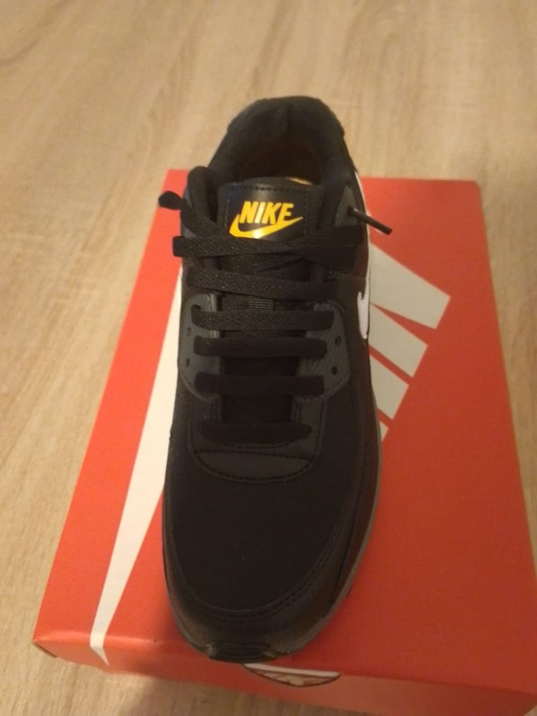 Nike Air Max 90 – New in Box – Size 6Y (UK 5.5) 