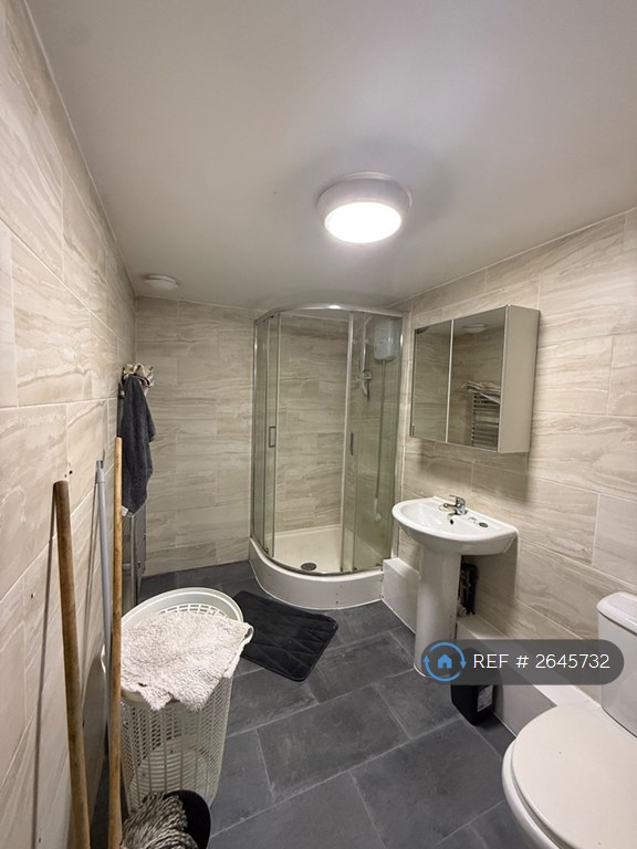 1 bedroom flat in Roundhay Road, Leeds, LS8 (1 bed) (#2645732)