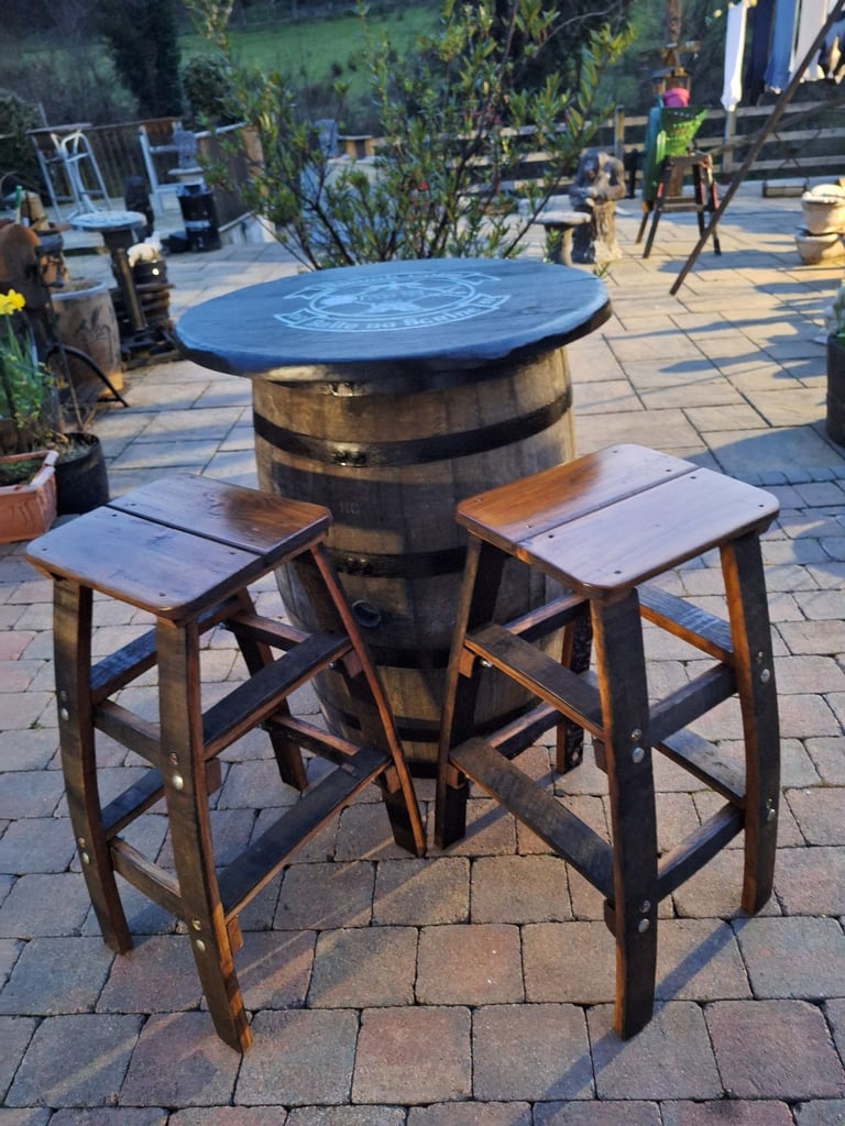 Oak barrel with stools 