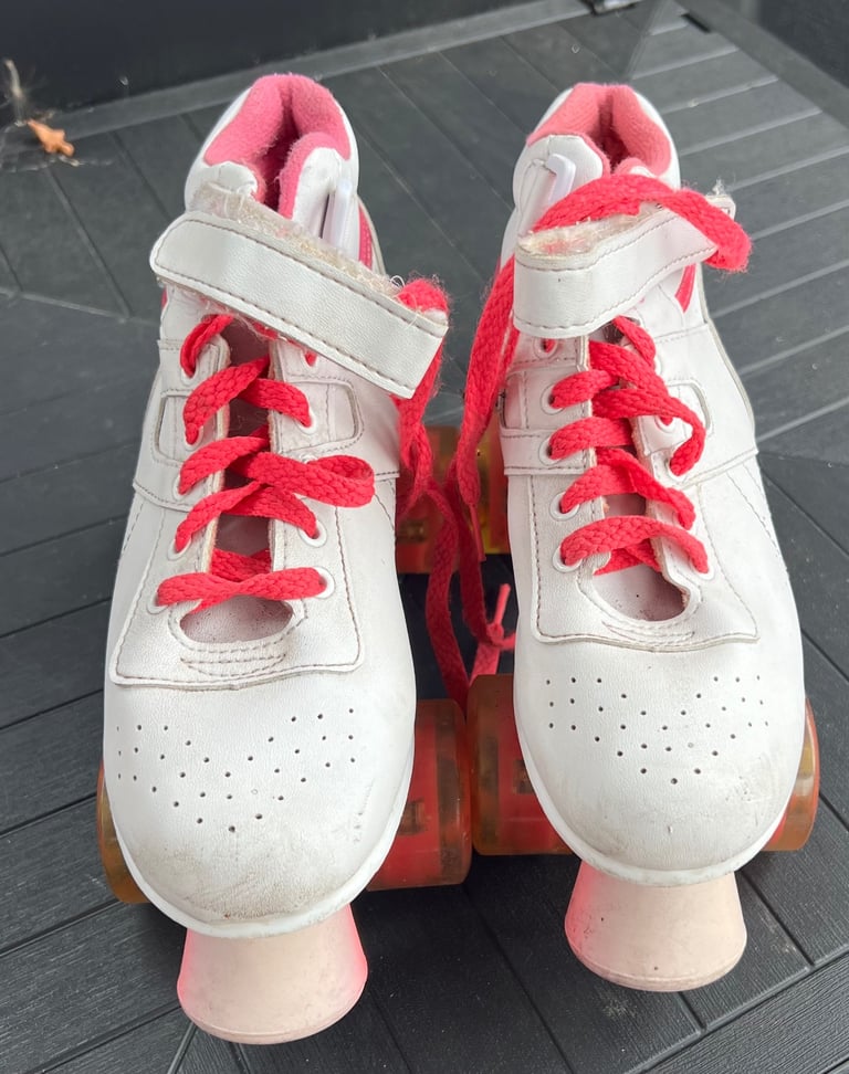 Girls Roller Skates. Size 3.  LIGHT UP WHEELS