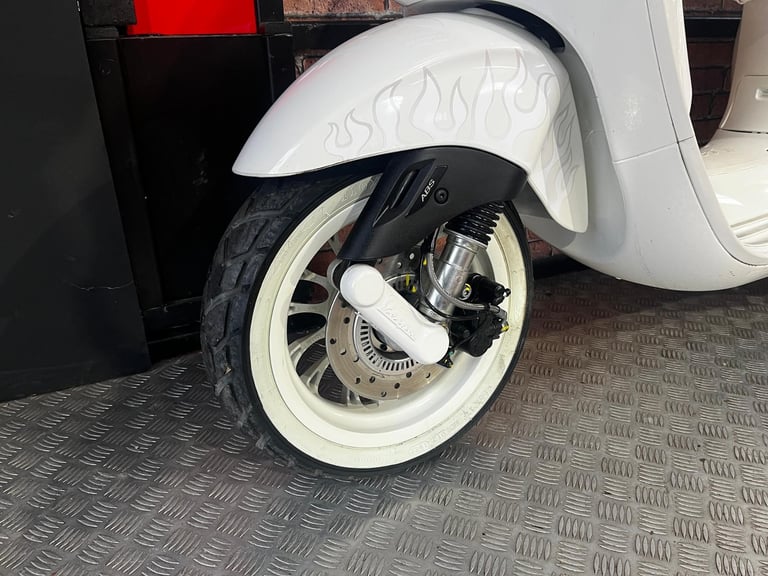Piaggio Vespa 125cc Scooter JUSTIN BIEBER LIMITED EDITION 