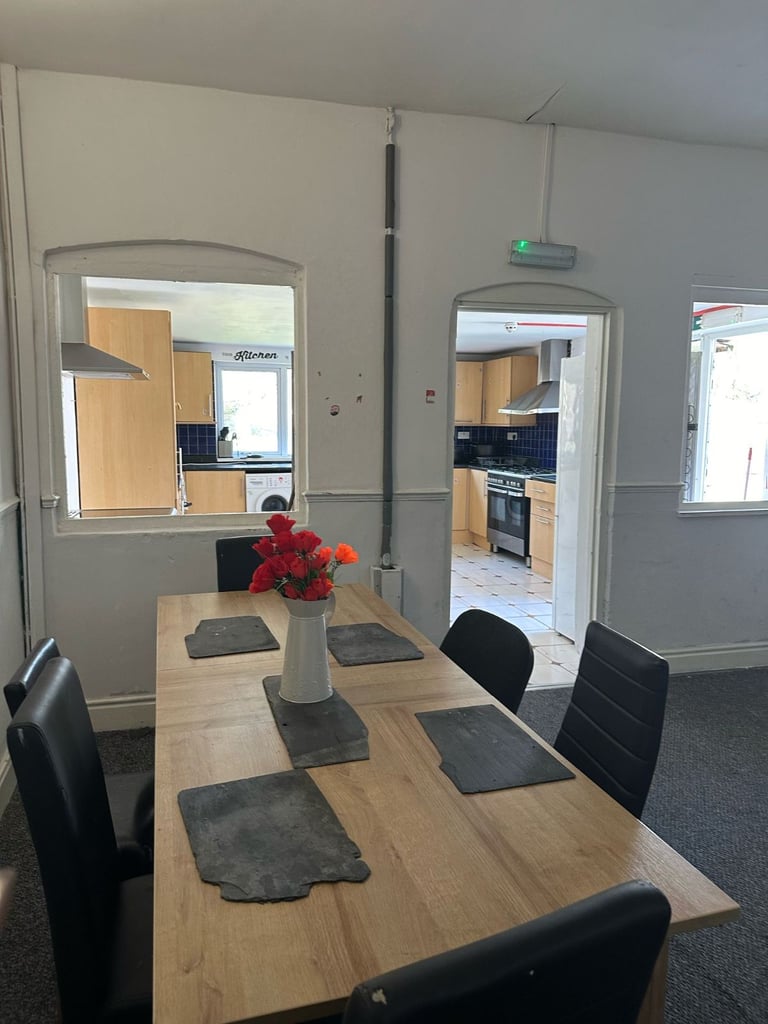 Benefit-friendly housing in Birmingham, close to amenities, £10/week service charge. 🛍️