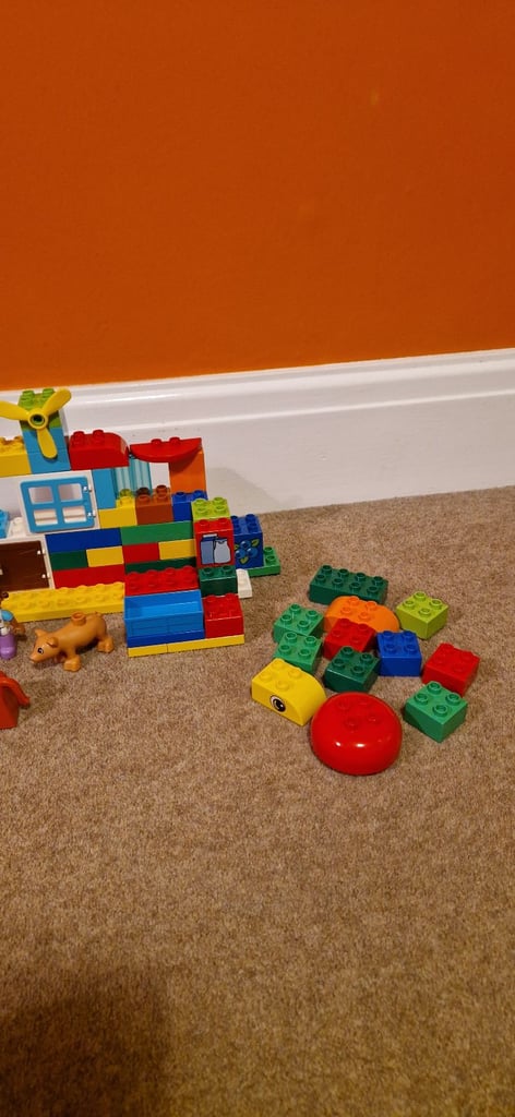 LEGO DUPLO BUILDING, TRAIN AND FIGURES. EXCELLENT CONDITION.