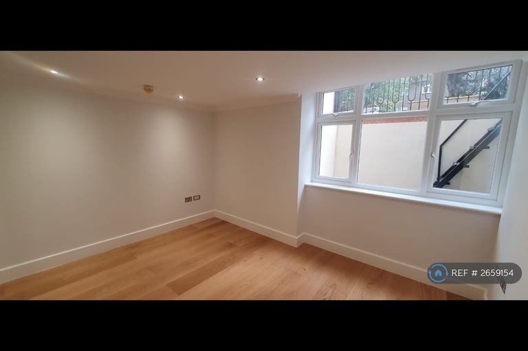 2 bedroom flat in Chatsworth Road, London, NW2 (2 bed) (#2659154)